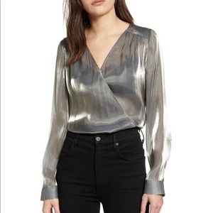 🆕 Chelsea 28 | Tuck Dobby Metallic V Surplice Top NWT